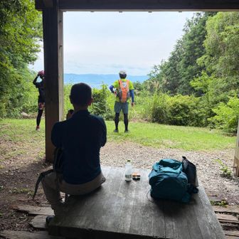 屋根もあってまた休憩🥤

「山頂どこでしたっけ？」
隣のベンチにいらしたおねえさんに聞くと
「地元やけど知らんわー😅」って
しばらくお喋り😄
近くの🏔️のことも色々教えてくださり💕
楽しいひとときありがとうございます🙇‍♀️