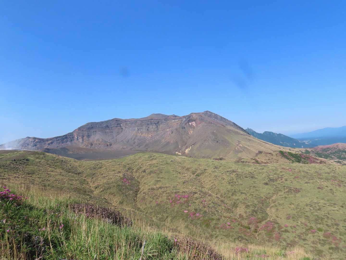 皿山からの高岳・中岳。
