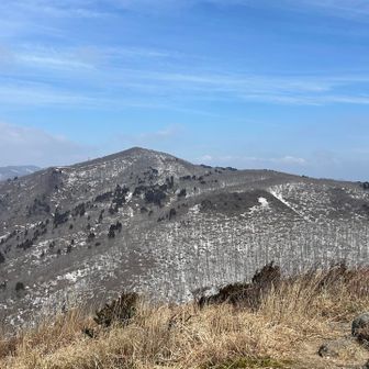北には三国山です　雪はしっかり残っているようです
西方面は湖北武奈ヶ嶽　三重嶽　三十三間山も指呼　霞んではいますが近い