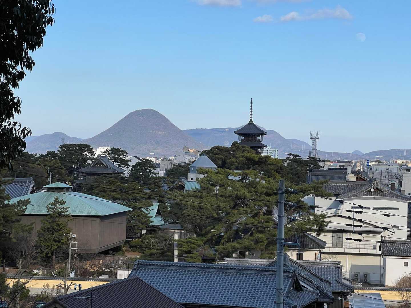 
素敵な景色　
sumiさん、五岳山縦走に誘ってもらって、
ありがとう😭

2回目の五岳山縦走は逆の火上山から…
登り始めから初めての登山道だったり…
空海ウォークの時は、時間に追われて見られなかった景色をゆっくり堪能しながら、新鮮な気持ちで歩くことが出来ました😌💕

メンバーの皆さん、
本当にありがとうございました😌


お空で繋がっている御先祖様に感謝しながら、2025年も気を引き締めて山登りしたいと
改めて、心に誓った一日でした　合掌🙏


　　　　　おしまいです😌💕


