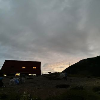 朝日小屋に夕陽が落ちていく。