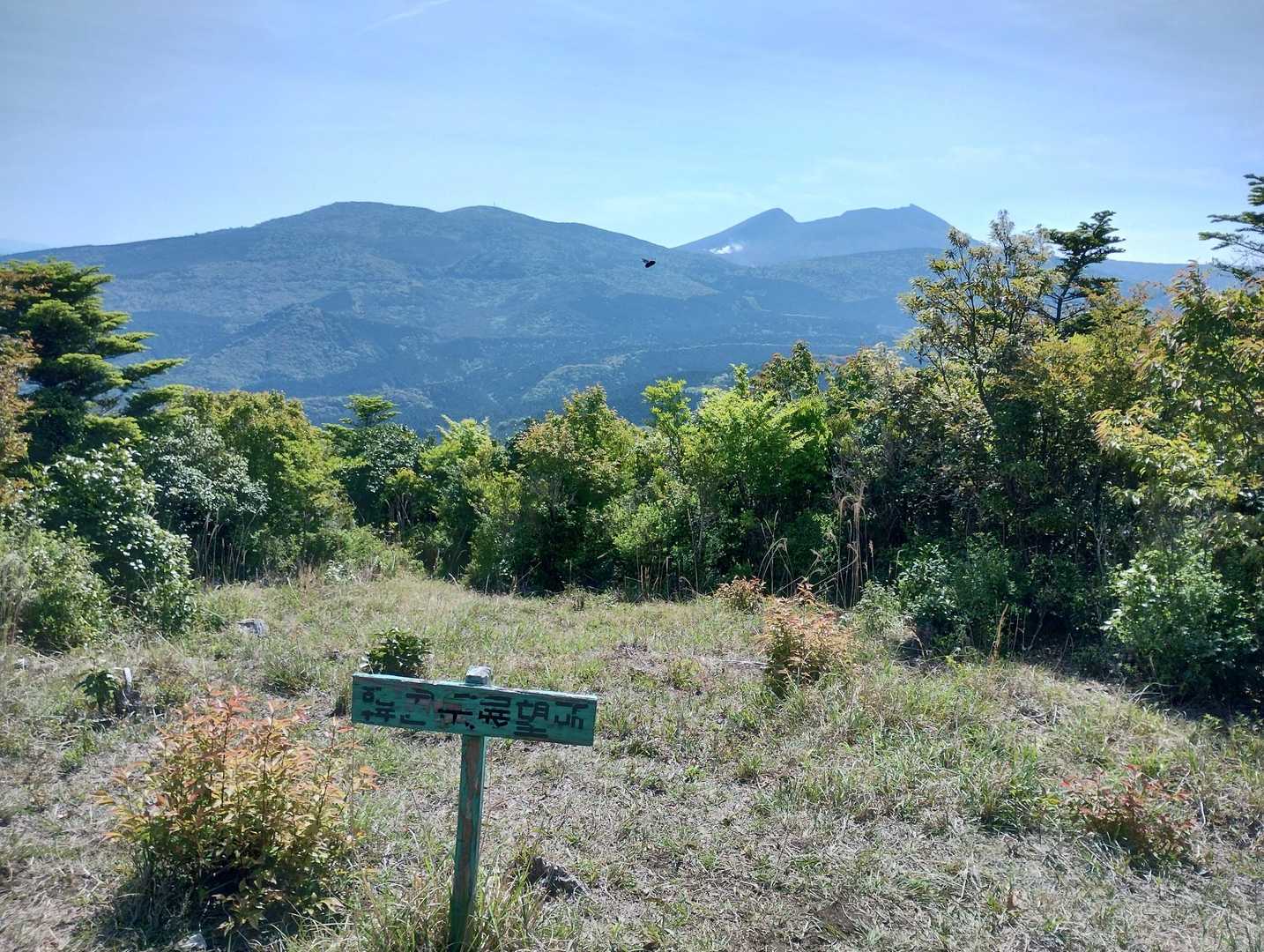 韓国岳展望台⛰️✨
ここで、ゆっくりしたかったのに…
大きな蜂🐝がブンブン🐝
写真にも写ってる！！😖

怖い、怖い…🐝
そっ〜と逃げました🚶‍♀️‍➡️🚶‍♀️‍➡️