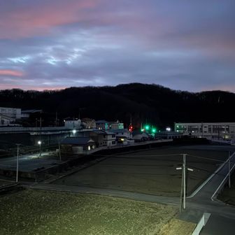 それでも征かねばならぬ
この縦走トレーニングを決めたのは俺、今日はその完遂が何よりも大切である
あの向こうに黒く沈黙する山並みこそが太田アルプスの序の口
駅から住宅街を抜けて登山口に行かねばならないのだが暗いこともあって軽く道迷い(笑)
初っ端からやれやれだぜ！