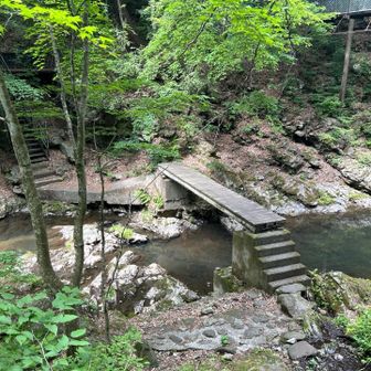 吊り橋が脆くなって今は通行止めのため、この橋を渡る。