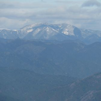 雨乞岳、鈴鹿方面の山は真っ白です。