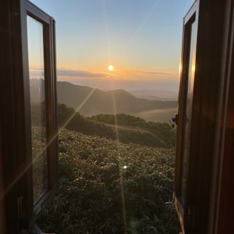 小屋最上部の窓　御来光　ありがたや