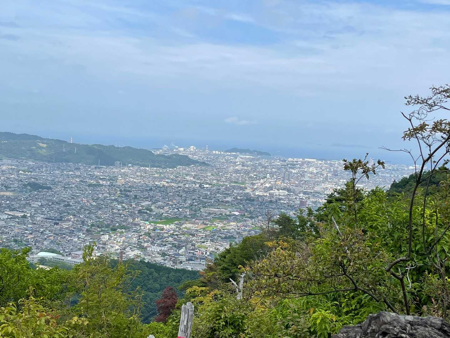 煙突山と新居浜市街が一望