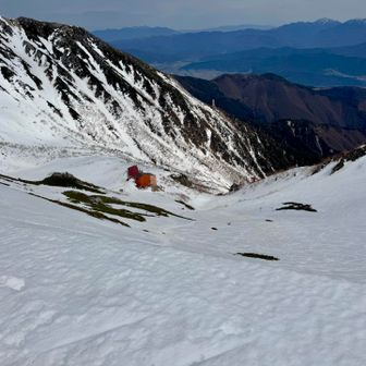 極楽平からの下降も斜度キツめ。でもトレースがしっかりあったのと、雪が思ったより締まってたので、歩きやすかったです。