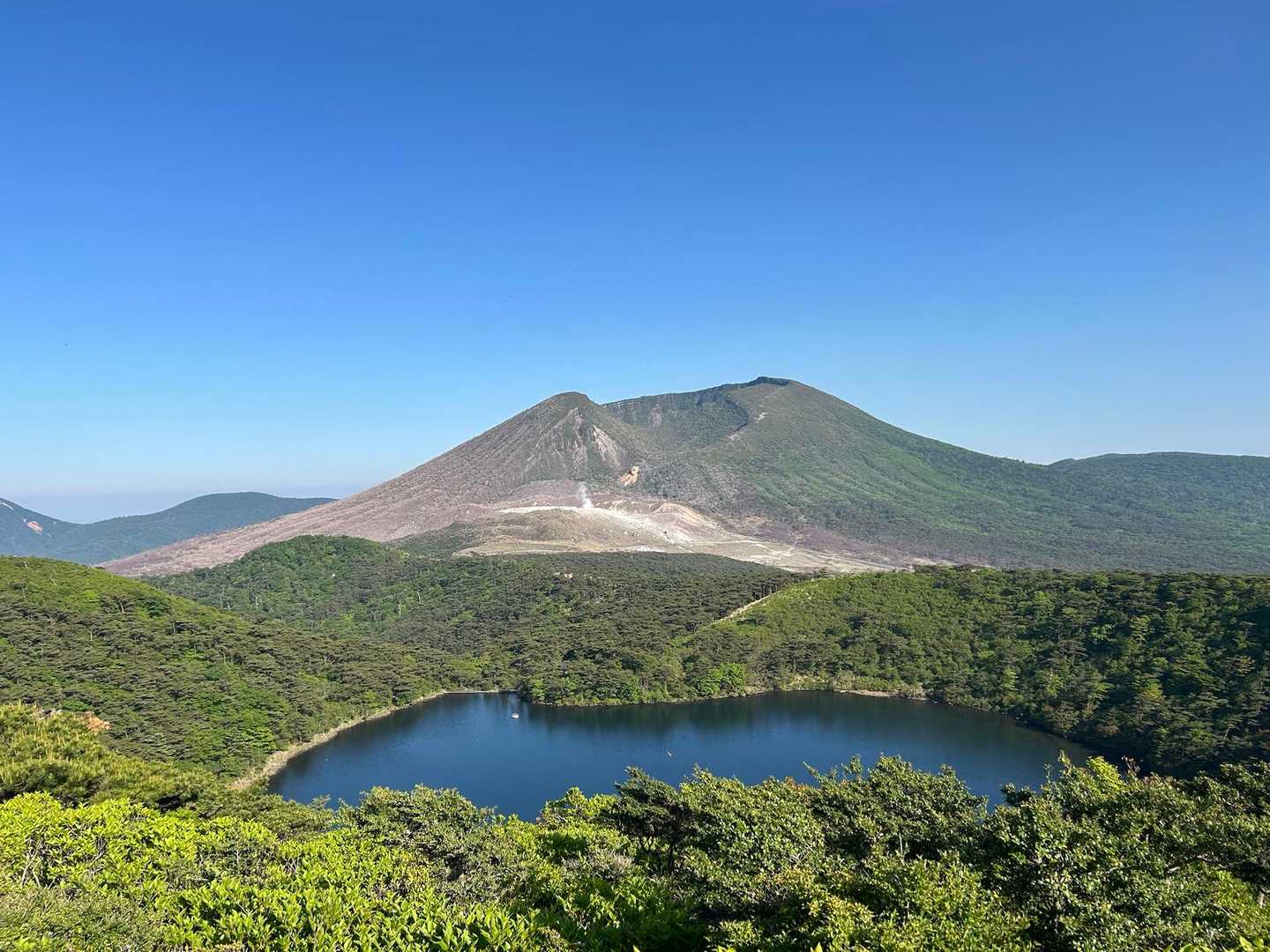 白紫池と硫黄山、韓国岳