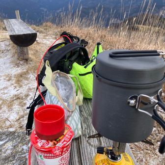 ワークマンのダウンベストをウインドシェルの上から着て、ランチタイム