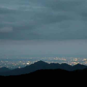街の灯りが見える
☔降る前に下山したい