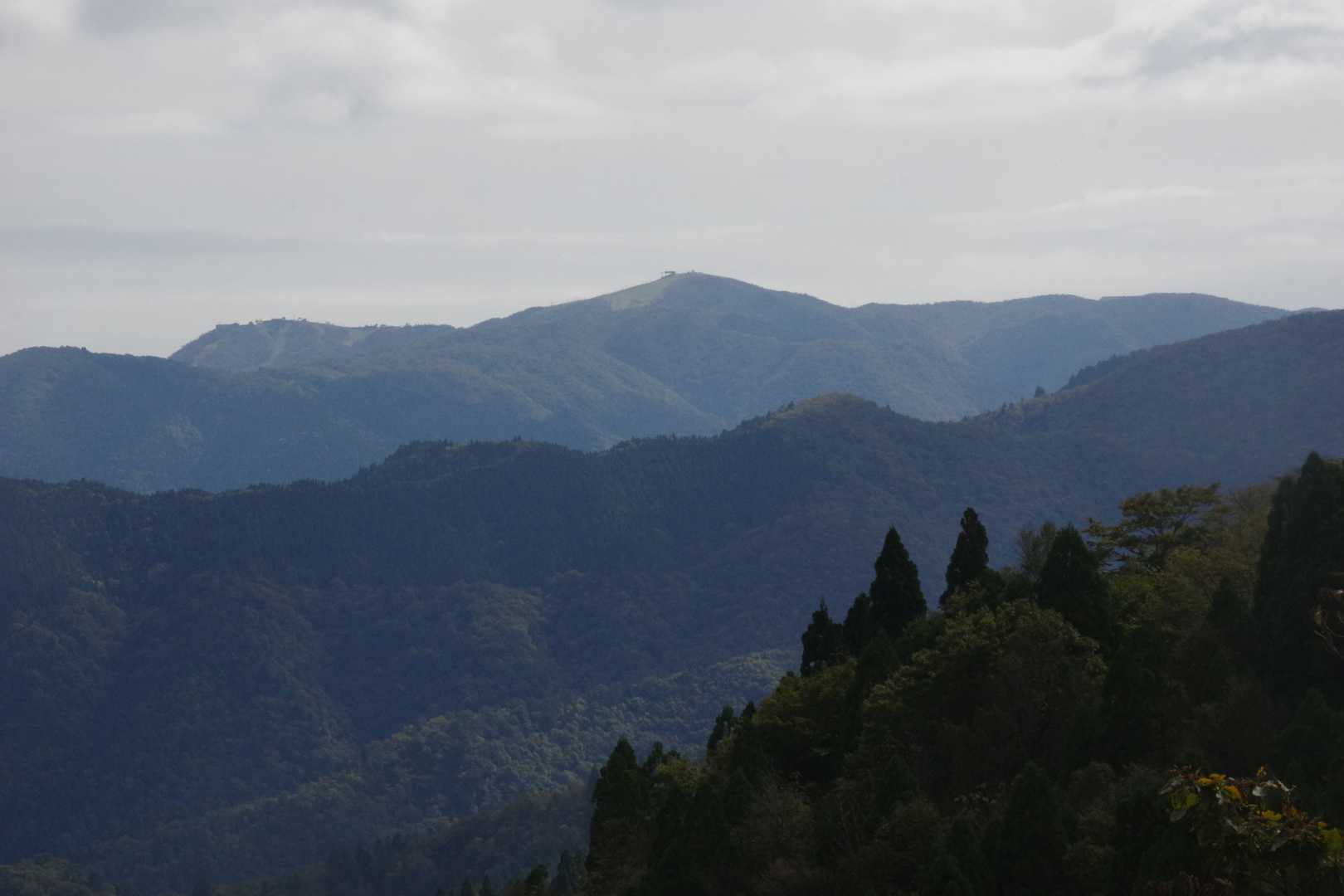 山頂からは眺望が良いです。比良の蓬莱山1143m。今日はここもにぎわってるだろうなぁ。