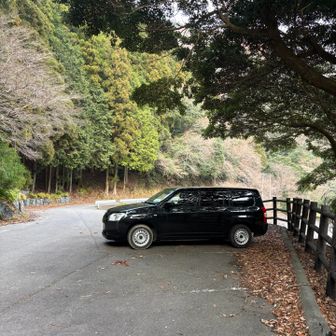 お疲れ様でしたーーー😆‼️
やったぁ🙌　早く、靴脱ぎたい‼️

今日の登山は靴擦れが痛すぎて、ペース上がらず、かかとの痛みが和らぐ歩き方のことばかり考えていましたが😅

それでも、いつかいってみたかった雪の鎌尾根を入道から周回できた達成感は半端ない🙌

全ては雪深い中から道を切り開いてくださった方々と、前日、周回してトレースを鎌ヶ岳まで繋げてくれたBobさんのおかげ🙏✨✨

そして、今年も皆さまのレポにどれほど助けられてきたことか🙏✨✨
レポをあげてくださる全ての方々に感謝です🙏✨✨

これからも、皆さまのレポを参考に、安全第一に山登りを楽しんでいきたいと思います😆✨✨

最後までお読み頂きありがとうございました🙇‍♀️

良き新年をお迎えください🎍✨