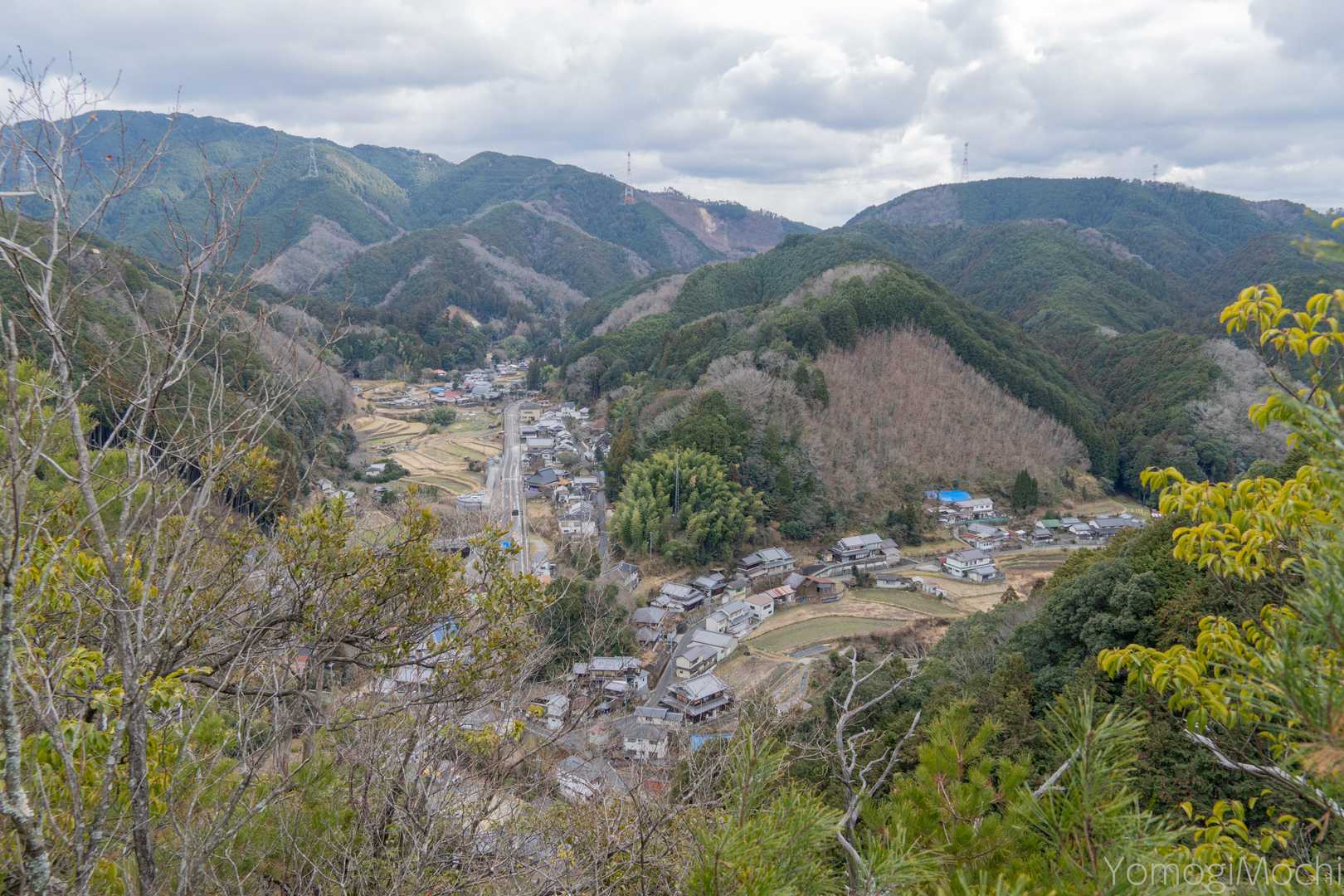 天見の集落を見下ろせます。蝋梅の里へ行くときに歩いた道も見えます