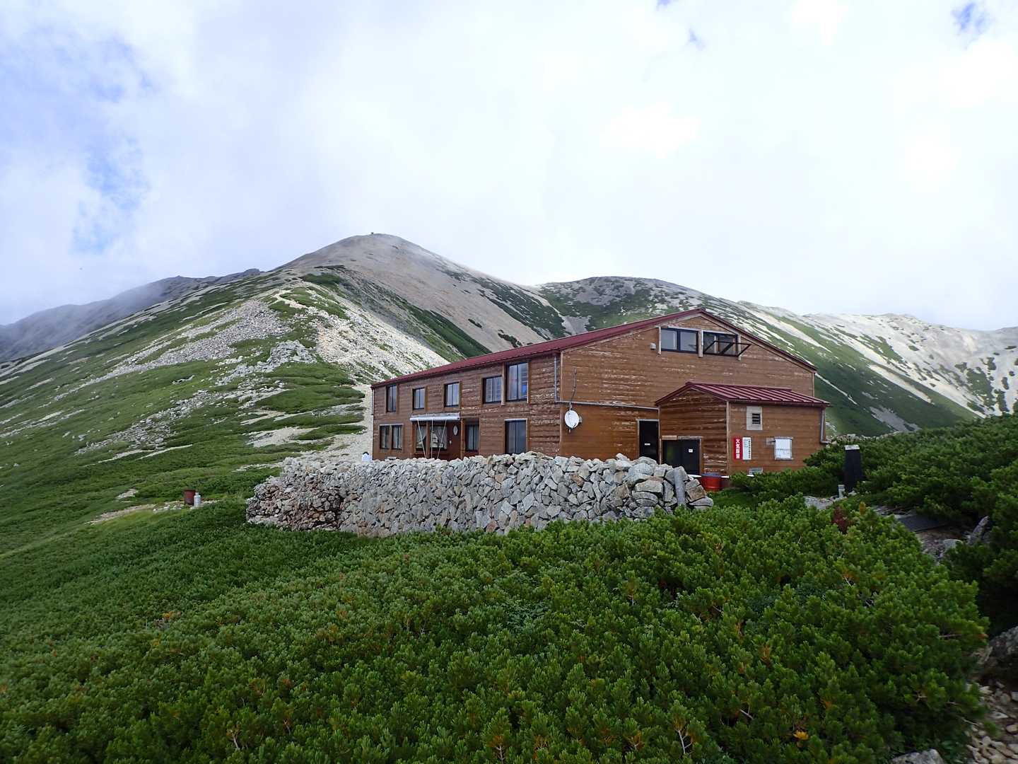 薬師峠から50分ほどで薬師岳山荘に到着