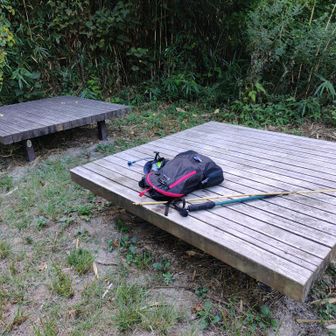 山頂でしばし休憩😇
景色が全く見えなくて残念な山頂ですが、このテーブルみたいなのはありがたいです🙏