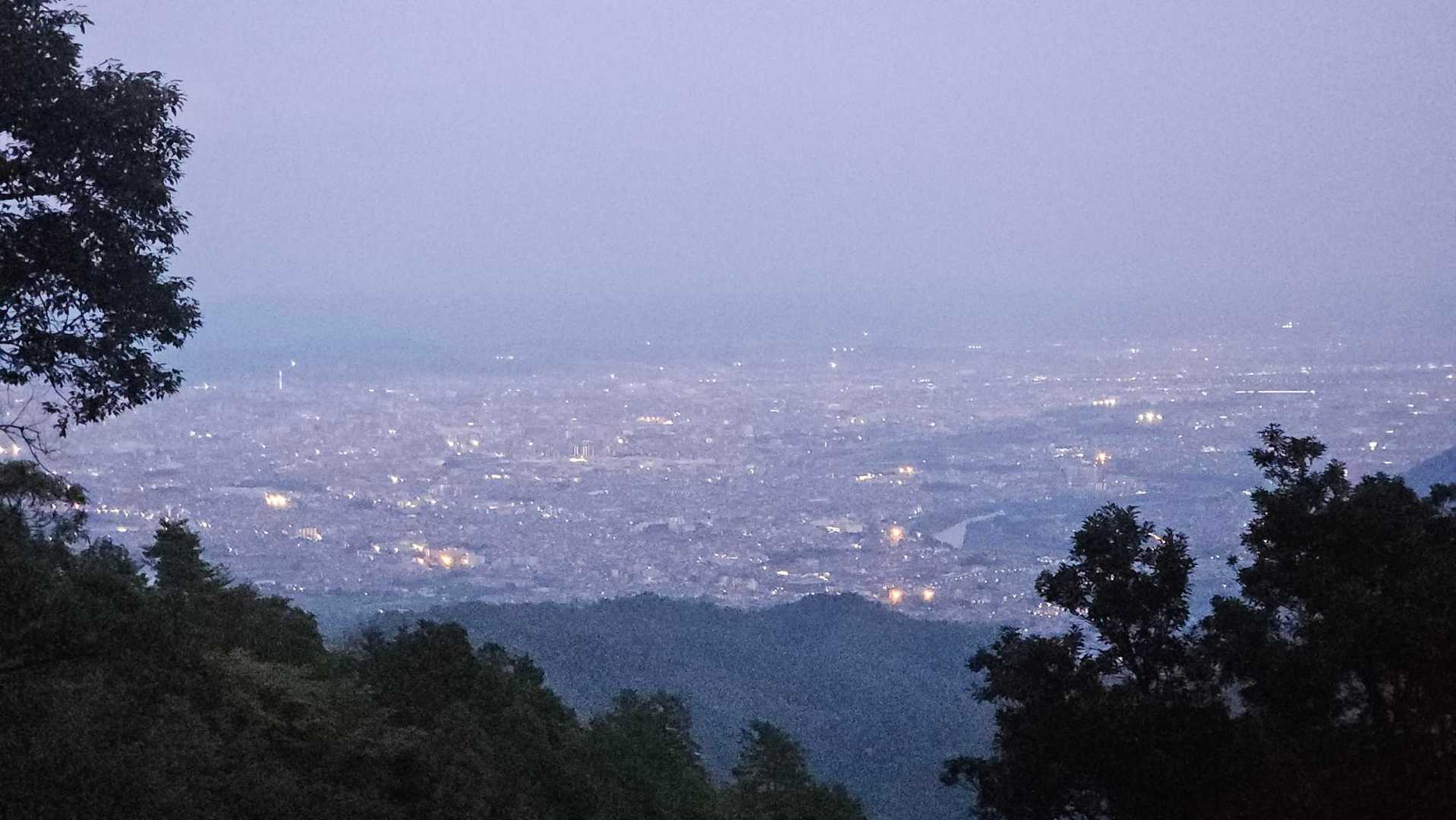5合目の市内展望所🫡
下山は、完全な夜景🌃🌉✨が見られるかと💦