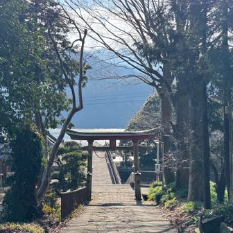 与瀬神社鳥居からの相模湖のアングルが好きすぎる。陸橋の下は中央道で、俗と聖みたいな場所だから。
