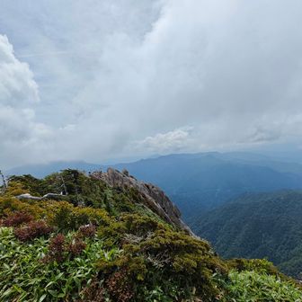東陵方面⛰️
やはり怖そう😅

目的だった、娘との天狗岳登頂も果たしたので下山することにします😊