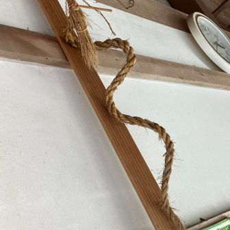 【休憩所 藁造りの龍】

以前、長椅子に座り何気なく振り返り見上げると、、、ヘビ🐍と勘違い、飛び上がりました 😳