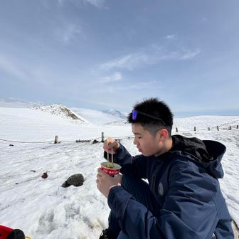 セブンイレブンのPB商品を食べる息子