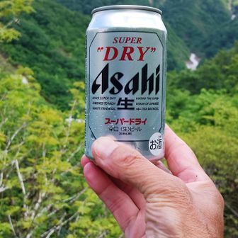 清水峠水場でまずはビールを水中へ。
冷たいタオルでさっぱりして、
髪を洗い10分後、
キンキンに冷えたビールで
タイムカード押した