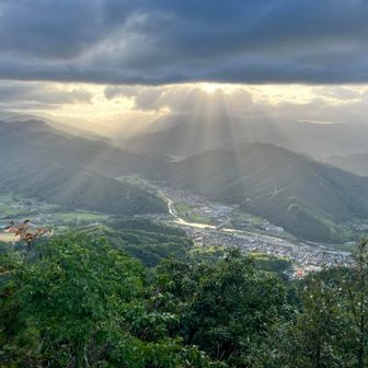 こじんまりとした街並み  奥に行く川は佐治川 その右にあるはずの三国山は見えなかった