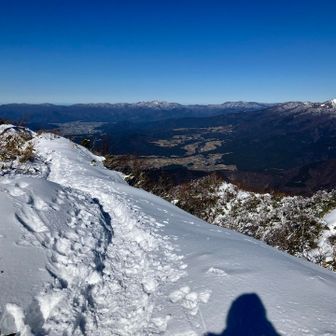 冬の稜線は歩いているだけで少し強くなった気分になる