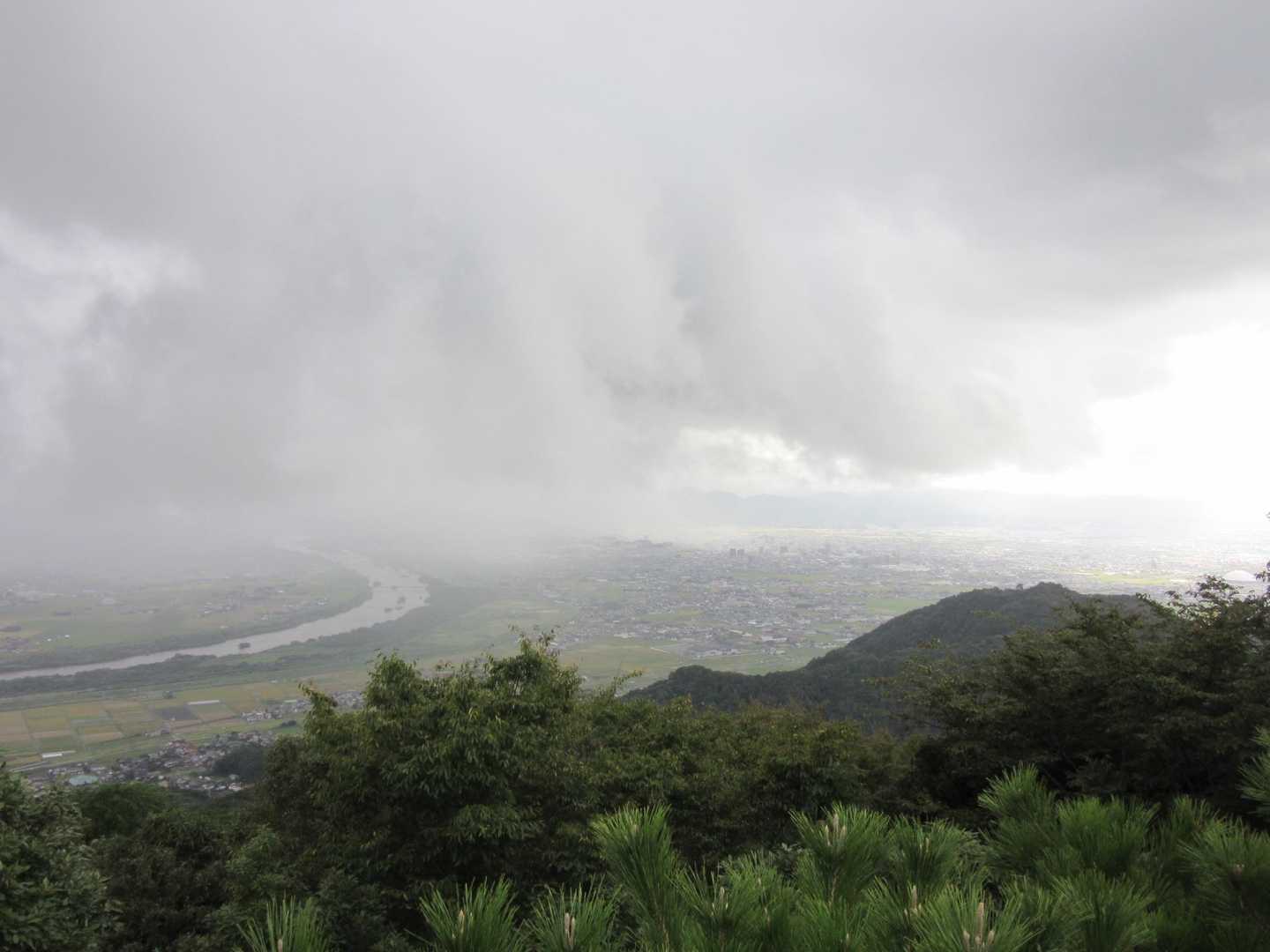 斐川平野は雲の中。