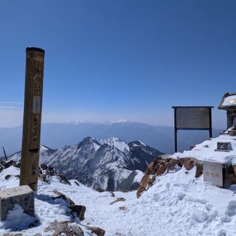 もう一度山頂で撮影。
奥に見えるのが甲斐駒ヶ岳と仙丈ケ岳かな。