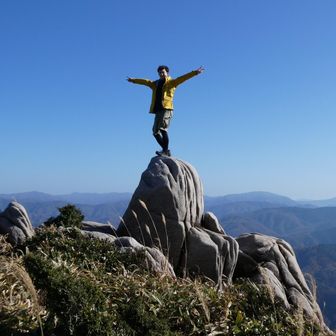岩の上に乗る旦那😜