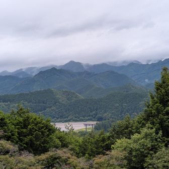 古道を歩いていると「ちょっと寄り道」と書いていたので、行ってみました。
眺望の良い場所、向こうの方に大鳥居が見えますね👍