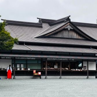 巫女さんの衣装が神聖な雰囲気を醸し出す。