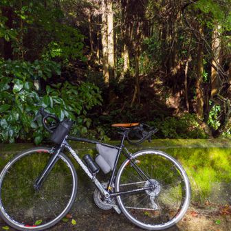 小仏峠入口駐車場へのプチクライムも消化。日曜とあって駐車場はいっぱいですね。