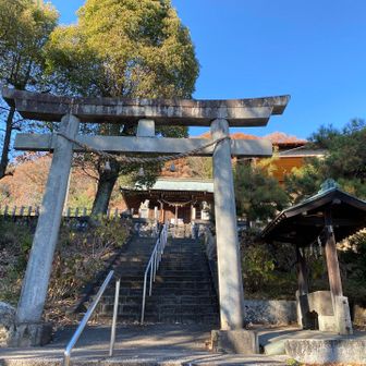 大山祇神社 ⛩️鳥居をくぐり
四阿で、遅いランチタイム