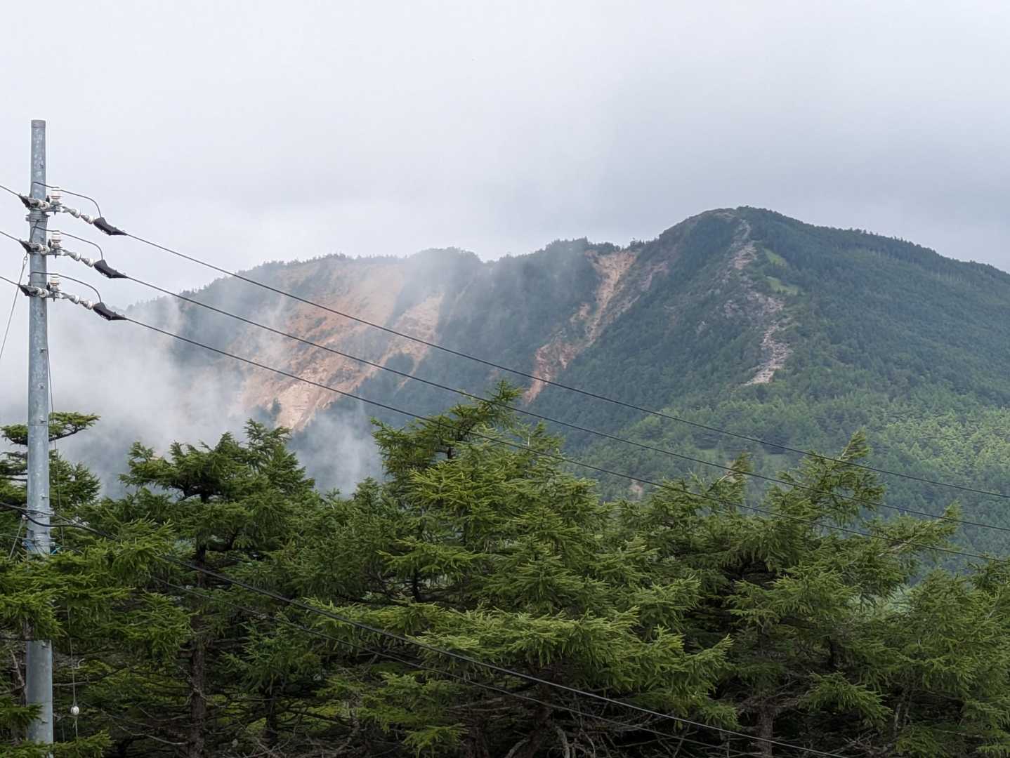 展望はこんな感じ…
水ノ塔山に赤ゾレ
草津白根山も見えるそうです