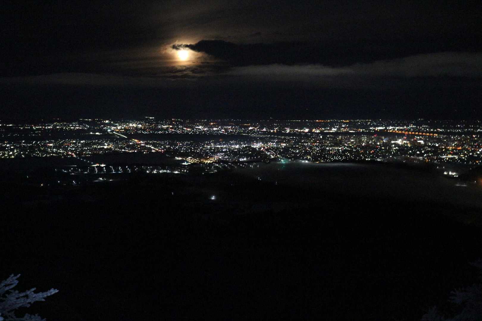 いつもの尾根から。久々の夜景と素晴らしい月明かり✨