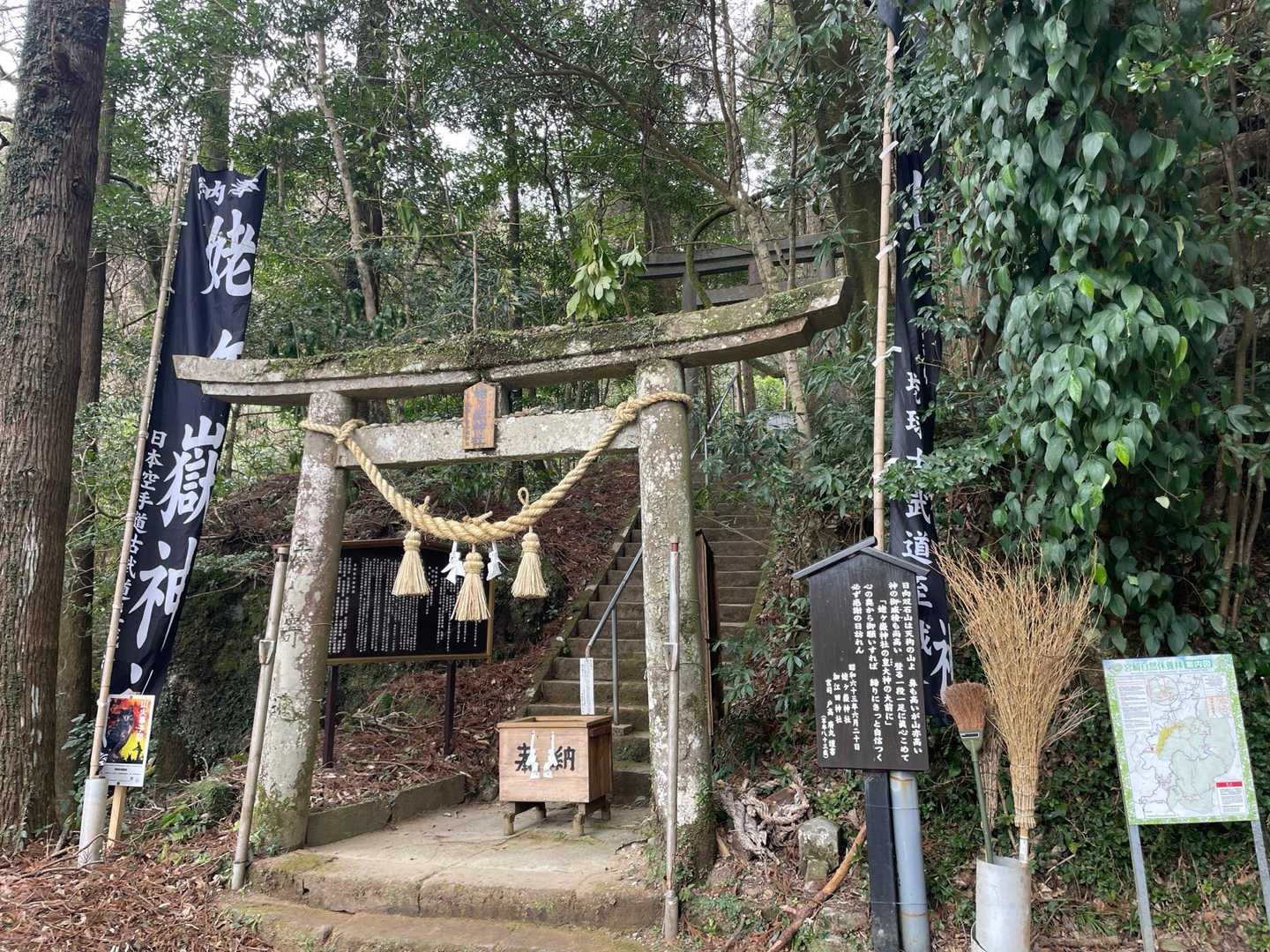 九平登山口は姥ヶ嶽神社の境内を通り抜けての取り付きでした