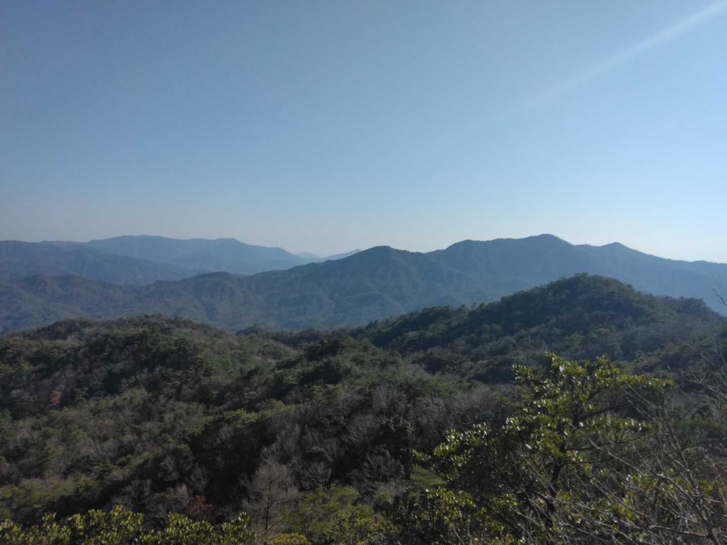 展望岩からは、手前に真田ヶ岳、奥に大平山が見えました。