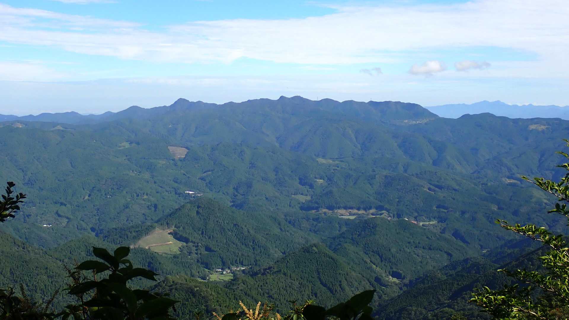 山頂からの景色、北側に福岡県最高峰の釈迦ヶ岳