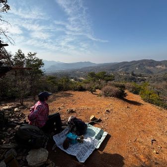 中山山頂少し歩いて景色の良い所でお昼休憩にしました🎶