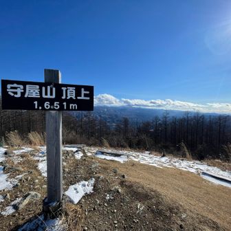 広い山頂にはベンチもいっぱい👍
絶景を眺めながらの休憩、いいですよね😊