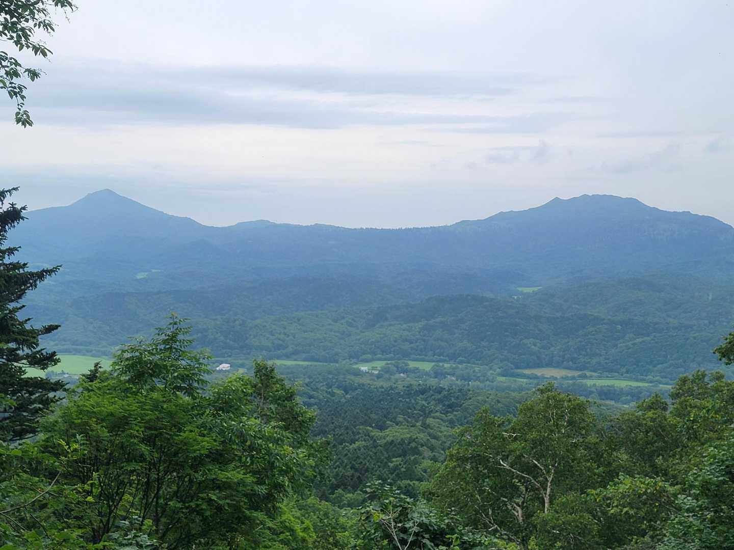 左端にペンケ山、パンケ山