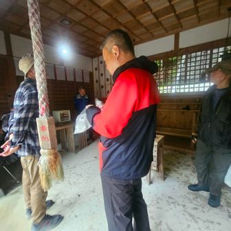 雨が強く降るので、八幡神社で早い昼食となった