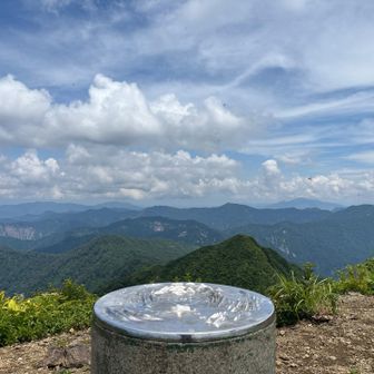 粟ヶ岳山頂！
今日も良い眺めです🙆‍♂️