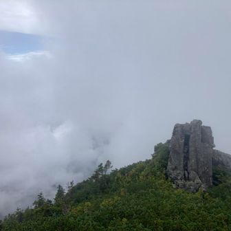 雷鳥岩。ちょっと荷物が重いだけで、体力が持ってかれます😅
