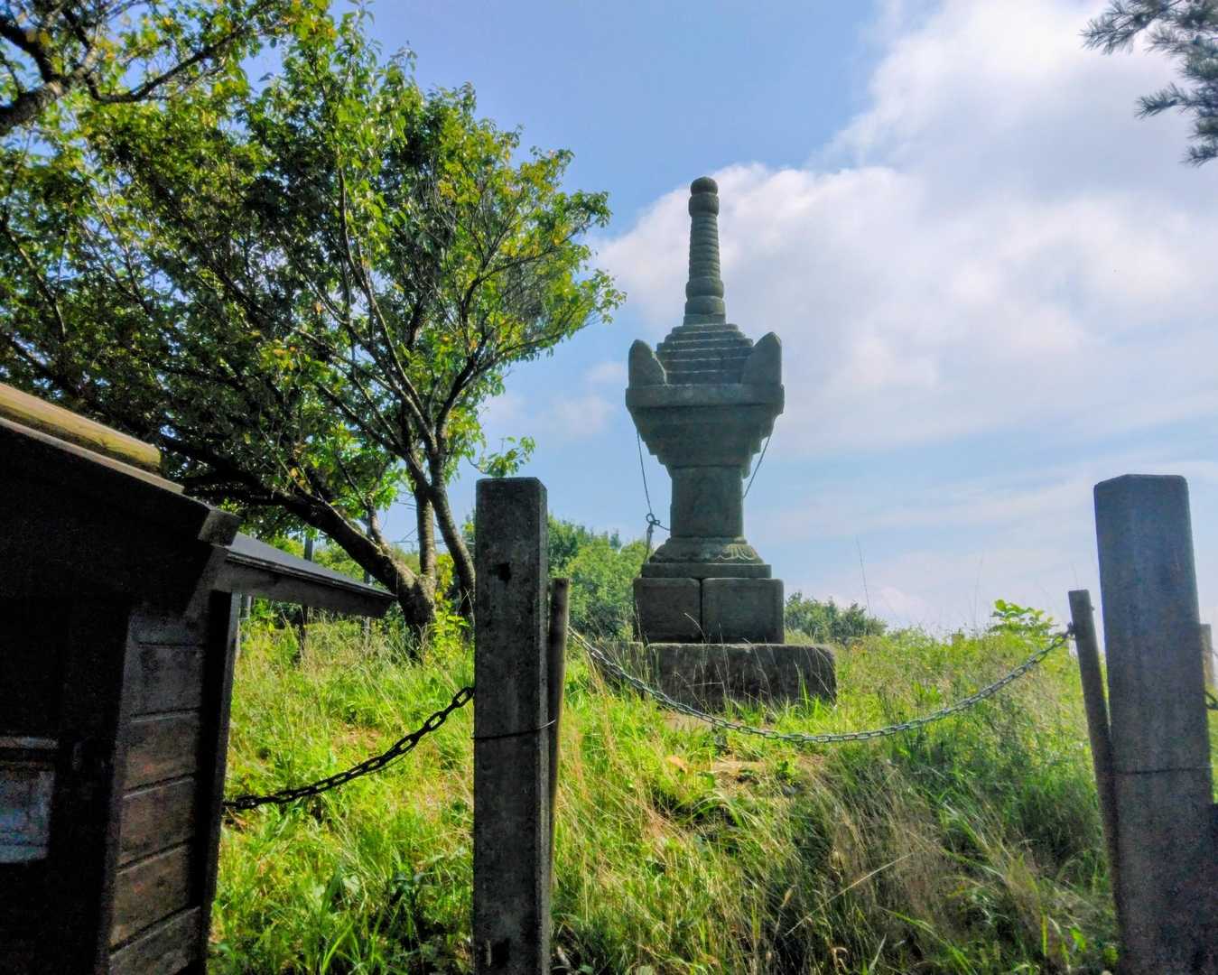 山頂の宝篋印塔に無病息災を願う