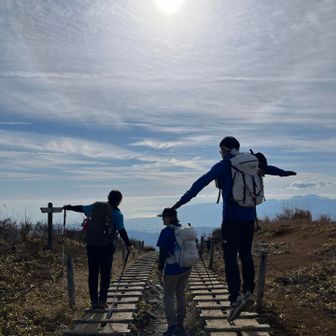 めぐちゃんはなちゃんオレオさん
オレオさんめっちゃ飛んでる🤣
滑走路だもんね
今日はオレオさんも自分だけじゃなく仲間の分まで小分けにしてお菓子セットをいただきました！そしてなんとあの有名なお店でGETした🎫までも！優しいお気遣いにお人柄の良さを感じました。本当にありがとうございました。嬉しかったです。また水曜来てくださいね😊