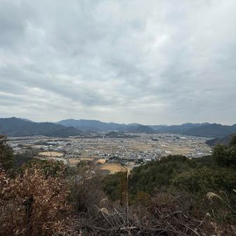 山頂から少し歩くと、国道が南側の街が見えます！
西光寺山が左奥にちょっと見えるんかな？
その手前が三角点山かな？