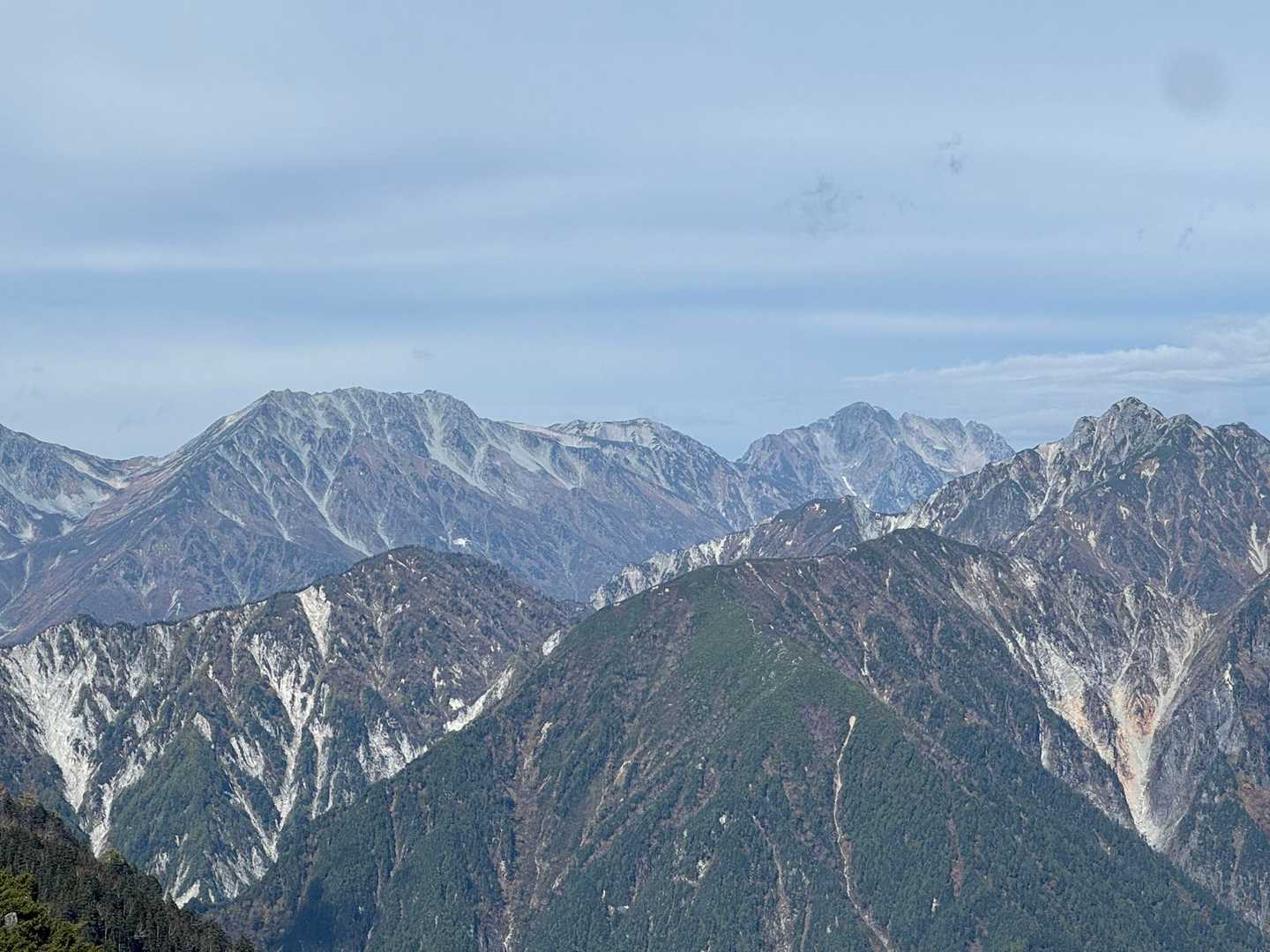 その左奥には立山と剱岳が君臨しており、北部の山域を支配する。